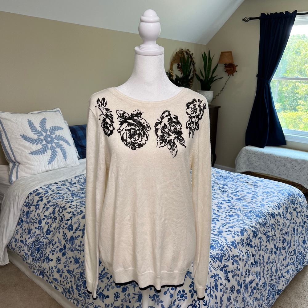 NWOT Women's Gorgeous ELLE White with Black Rose and Black Trim Sweater Sz Large